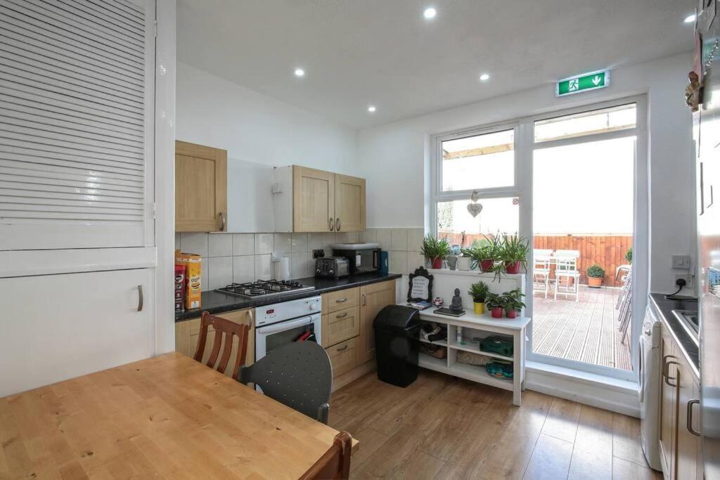 Large Modern Apartment With Garden Sleeps 10 Guests Londra Exterior foto